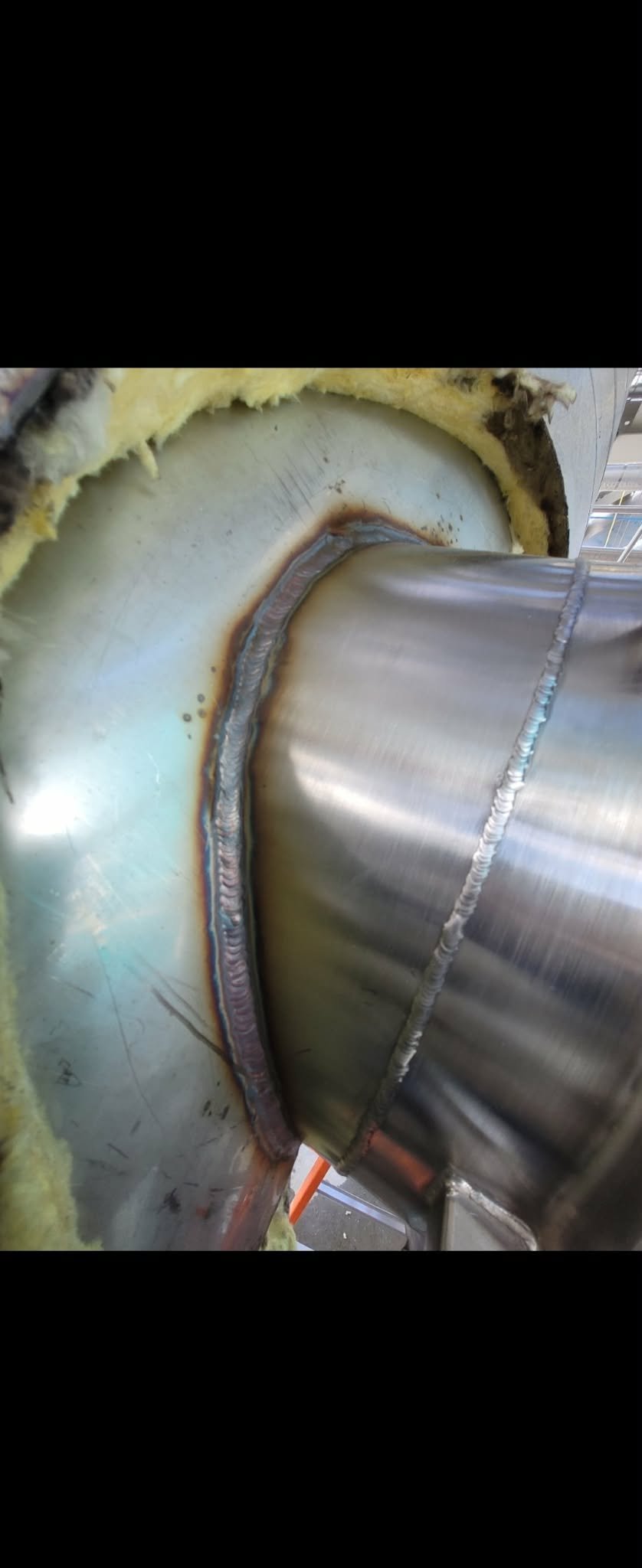 Détail rapproché d'une soudure sur un assemblage en acier inoxydable