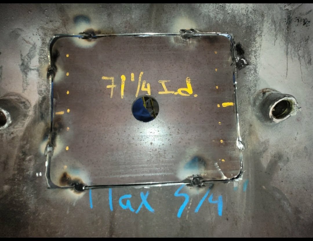 Plaque d'acier ajustée et soudée sur un assemblage
